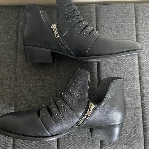 Seychelles Black Leather Cutout Stud Detail Casual Work Ankle Boot-Sz-10 - Picture 4 of 16